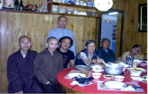 Buổi cơm gia đình trong nhà thầy Ngawang